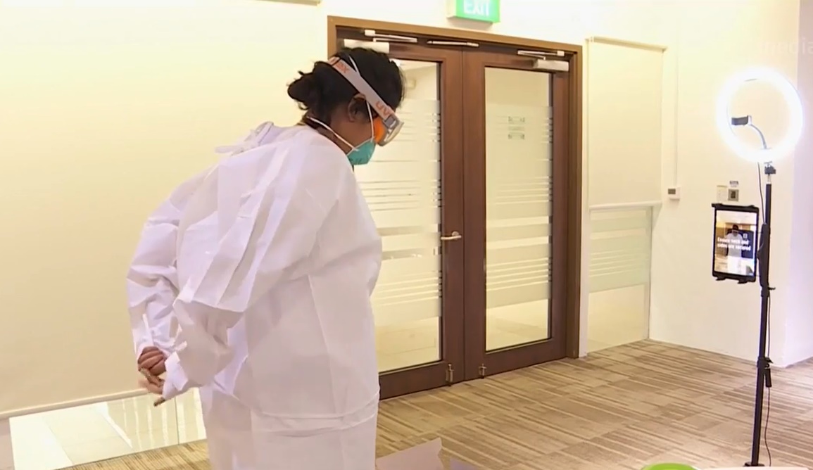 (已签发)柔:狮城二三事:新加坡中央医院引进“智能镜子” 确保繁杂穿戴过程万无一失