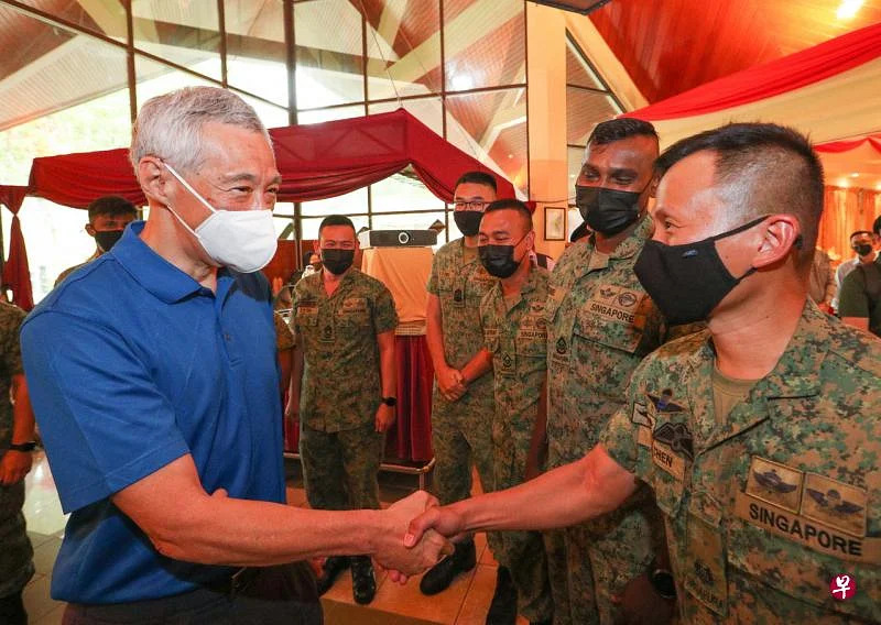 (已签发)柔:狮城二三事:李显龙总理走访新加坡武装部队在文莱设施