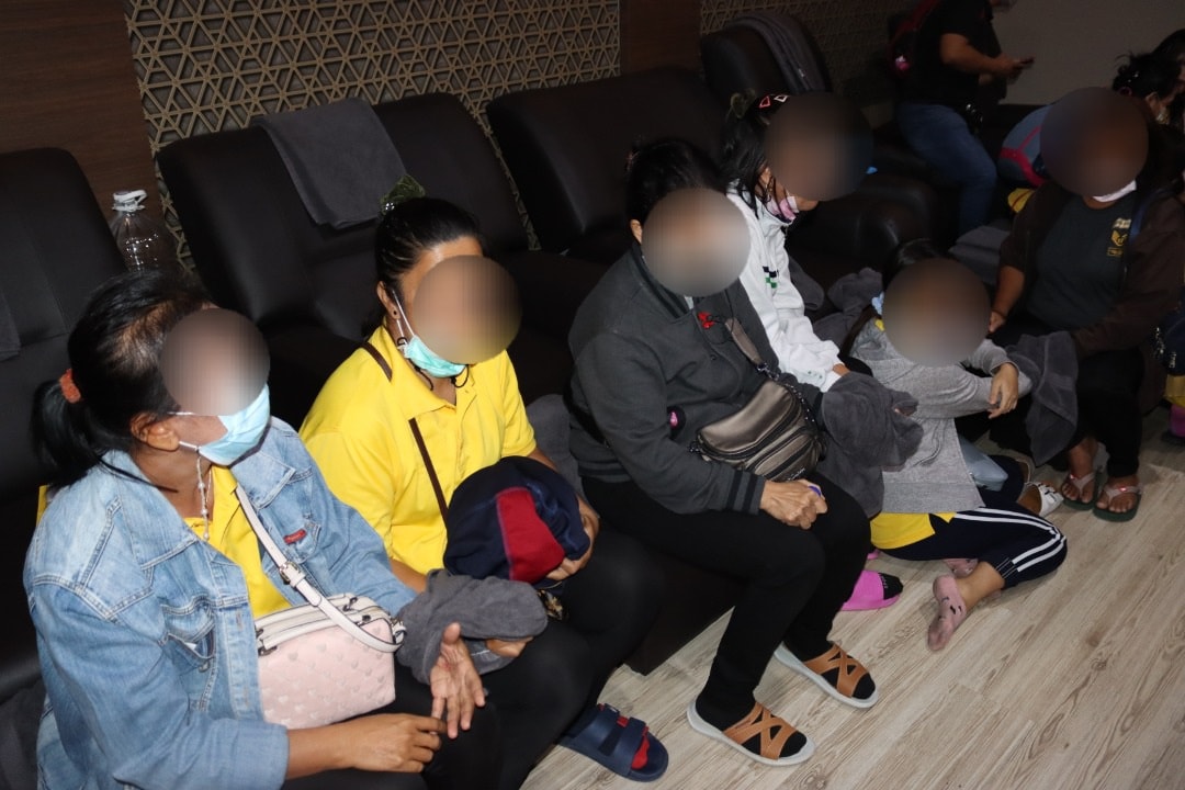(已签发)柔:移民局破引进泰国按摩师非法集团,捕1主谋及27名涉案人士