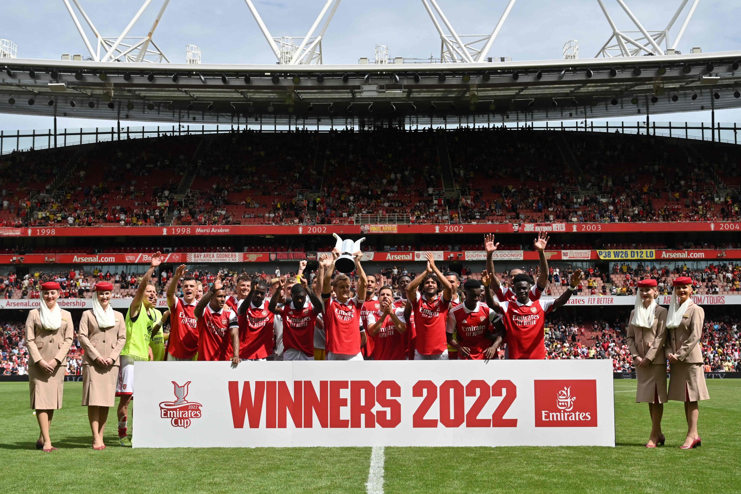 (热苏斯)戴帽戏耍南方公牛 枪手6球狂胜高捧酋长杯