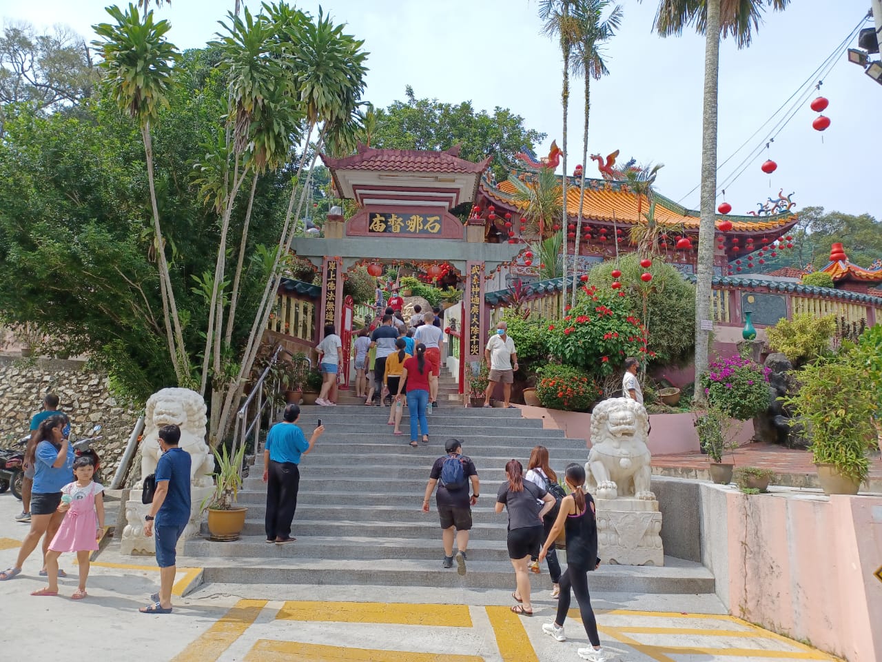 +mz4头//大都会/疫情攀升，不影响民众连假出游的兴致，武来岸景点区迎来大批游客