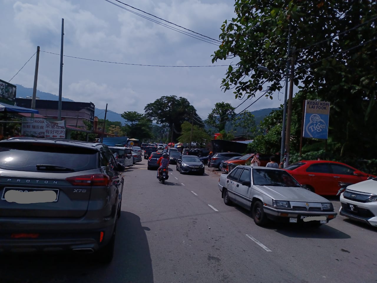 +mz4头//大都会/疫情攀升，不影响民众连假出游的兴致，武来岸景点区迎来大批游客