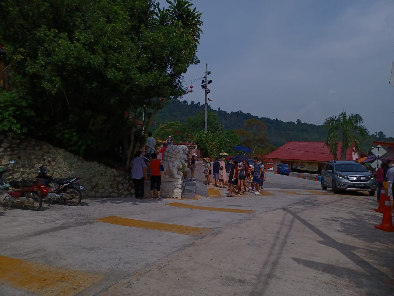 +mz4头//大都会/疫情攀升，不影响民众连假出游的兴致，武来岸景点区迎来大批游客