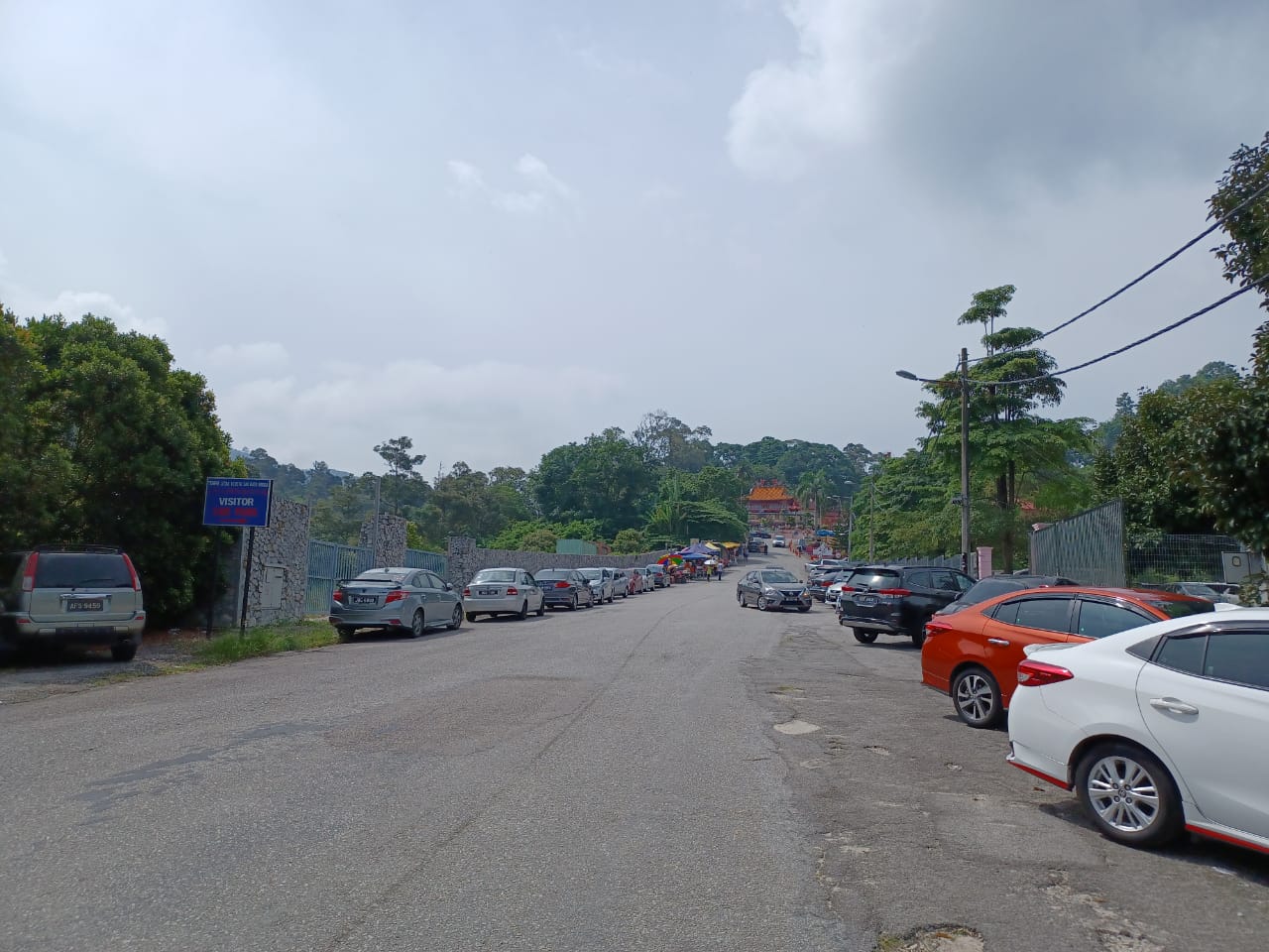 +mz4头//大都会/疫情攀升，不影响民众连假出游的兴致，武来岸景点区迎来大批游客