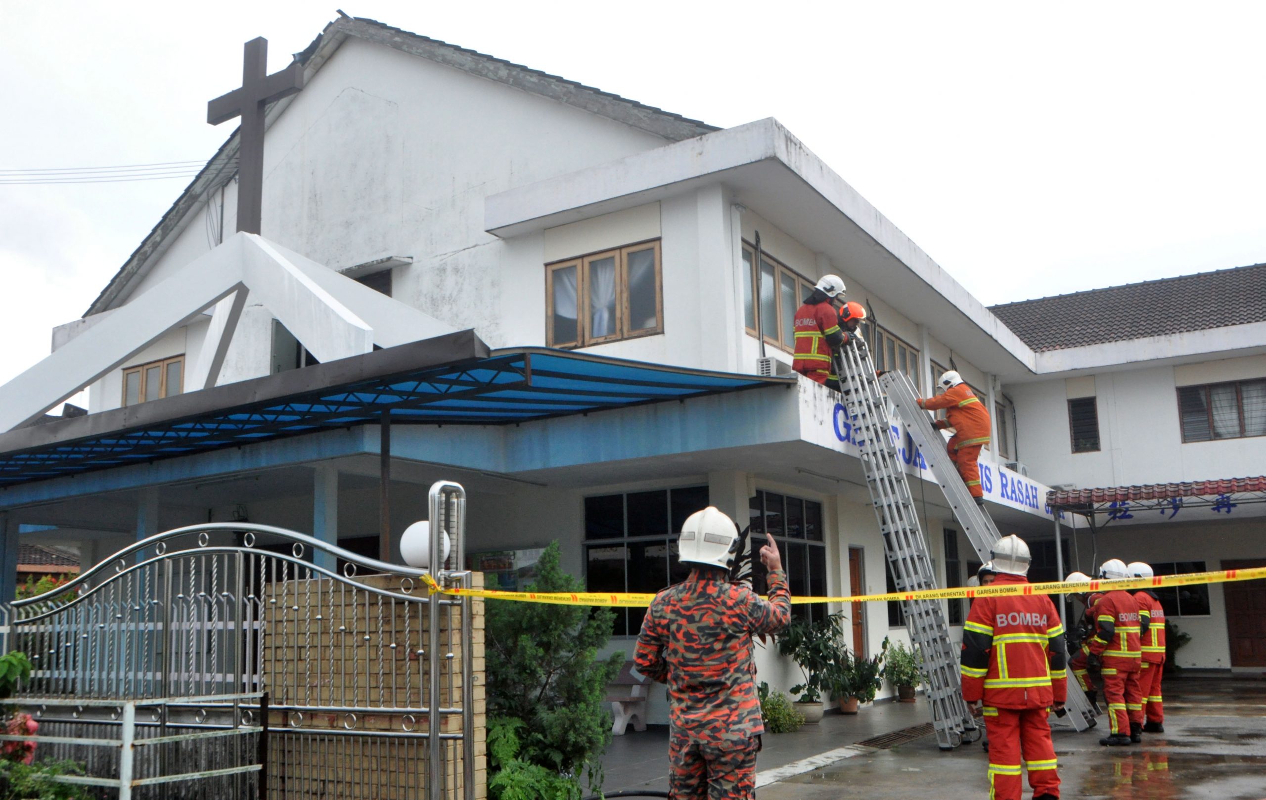 NS芙蓉/雷电劈中屋瓦内的电线,亚沙再也花园教堂发生小火灾