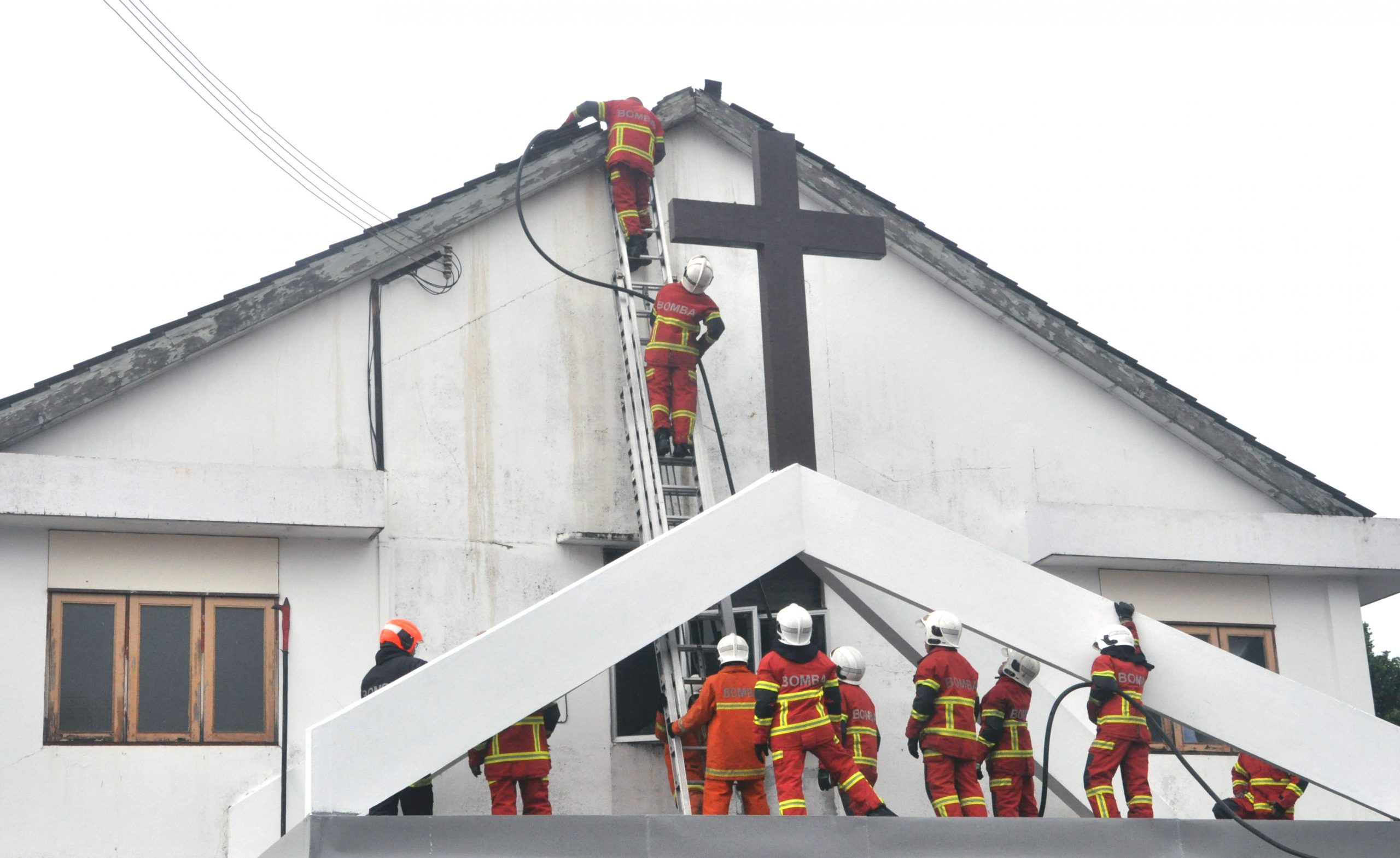 NS芙蓉/雷电劈中屋瓦内的电线,亚沙再也花园教堂发生小火灾