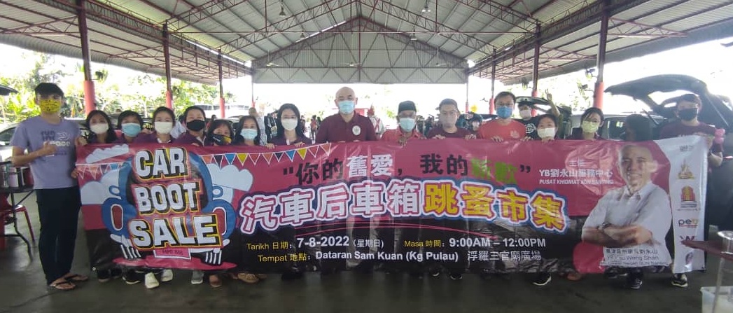 20“摊主”摆卖各式物品 万津后车厢市集热闹