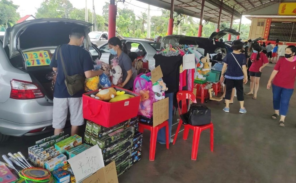 20“摊主”摆卖各式物品 万津后车厢市集热闹