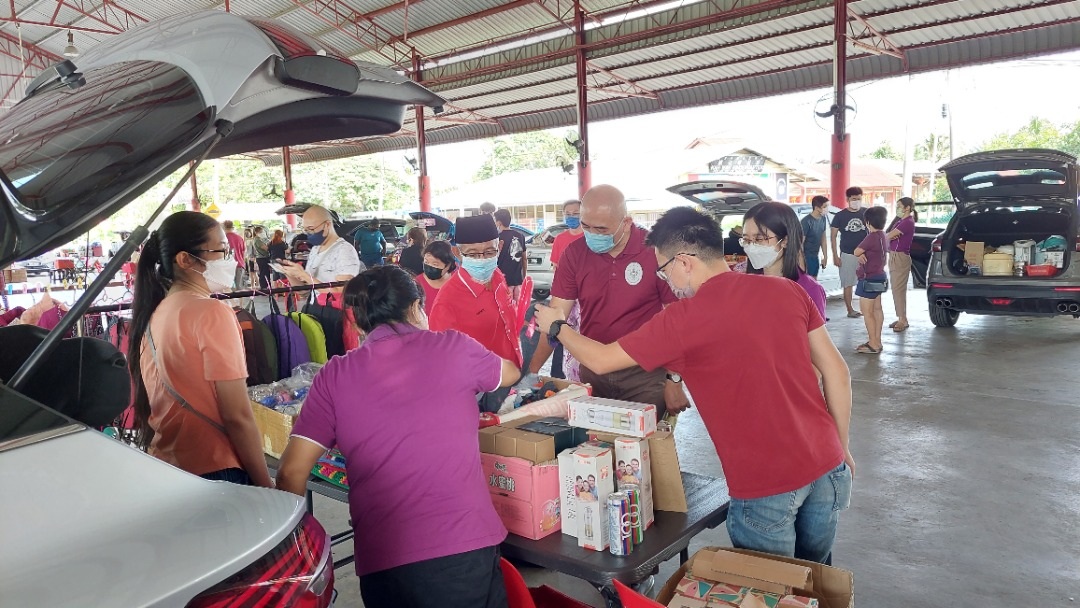 20“摊主”摆卖各式物品 万津后车厢市集热闹