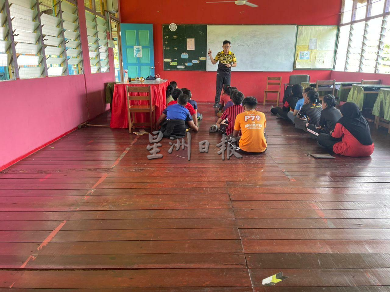 仅执教3年获内陆老师坚毅奖,莫哈末诺菲希占:“一想到学生,再苦都值得”