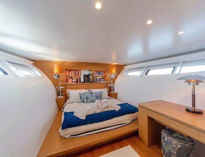 2亿豪华游艇停玻渔港 渔民:“像一艘太空船”