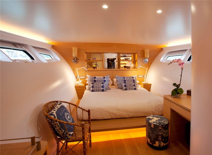 2亿豪华游艇停玻渔港 渔民:“像一艘太空船”