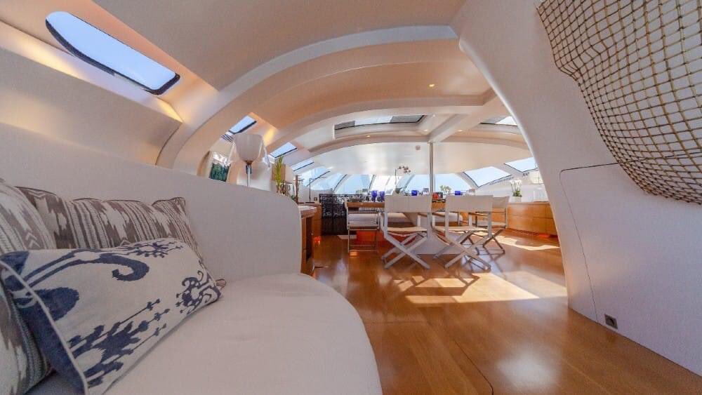 2亿豪华游艇停玻渔港 渔民:“像一艘太空船”