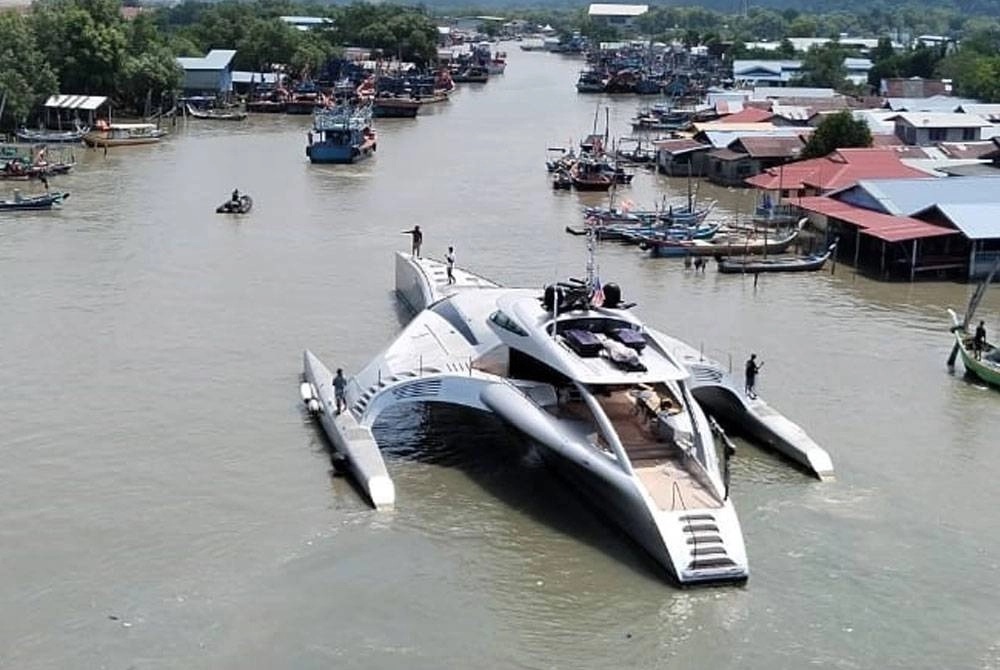 2亿豪华游艇停玻渔港 渔民:“像一艘太空船”