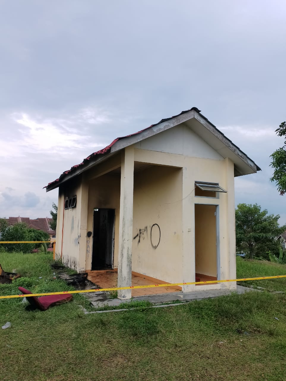 2少年玩火惹祸·其中一人反常躺在火场沙发活活烧死