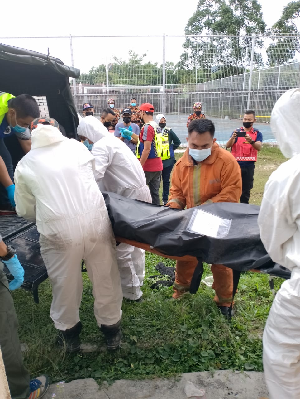 2少年玩火惹祸·其中一人反常躺在火场沙发活活烧死