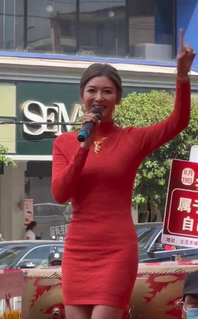 38岁李彩桦街头商演 被吐槽土气超显老