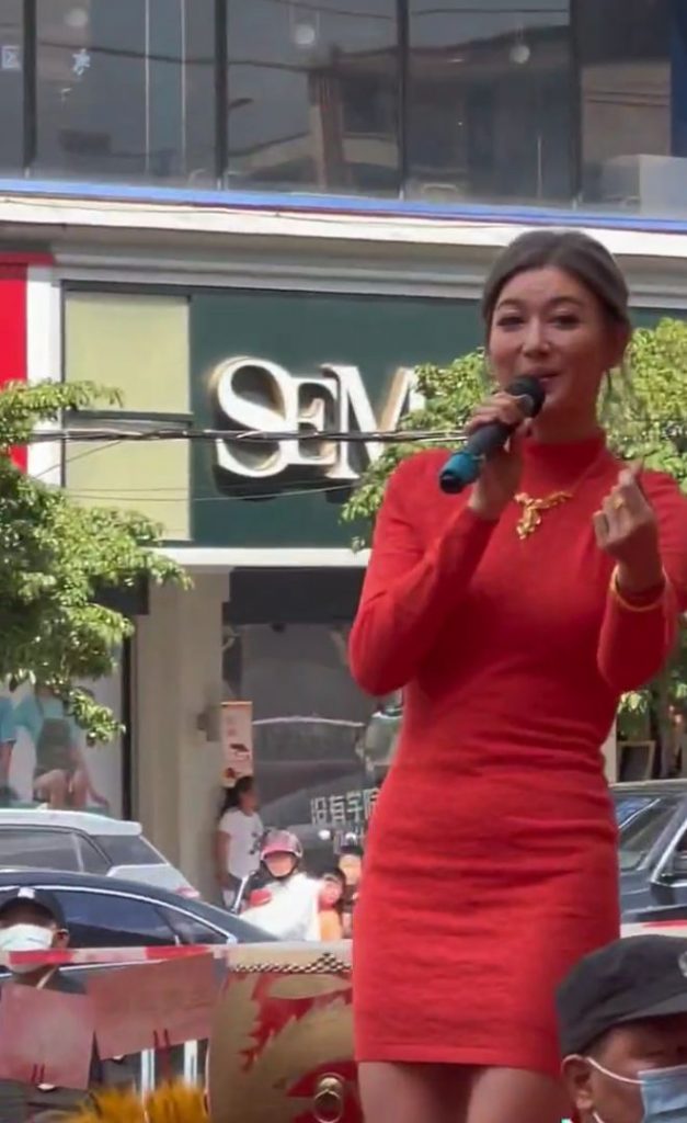 38岁李彩桦街头商演 被吐槽土气超显老