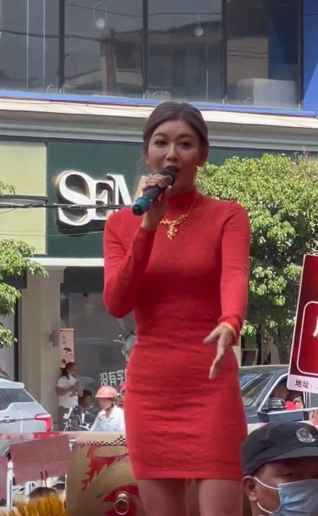 38岁李彩桦街头商演 被吐槽土气超显老