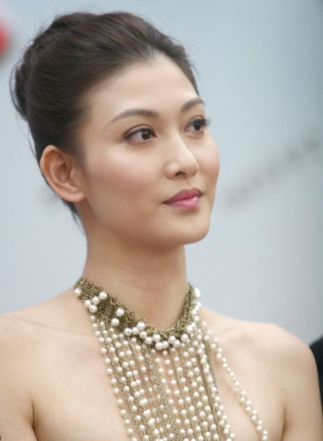 38岁李彩桦街头商演 被吐槽土气超显老