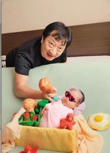 55岁九孔喜当爸 小15岁妻子剖腹产女