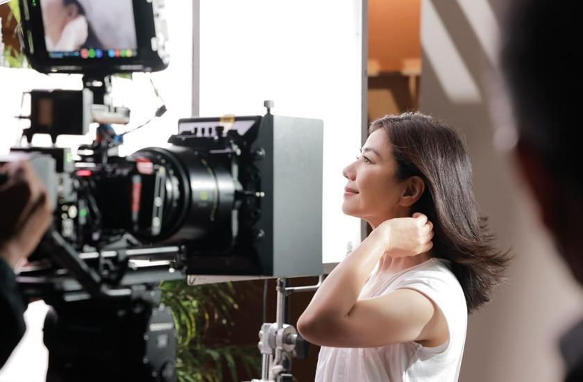 62岁锺楚红复出拍广告 冻龄状态获赞“跨年代女神”	