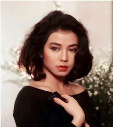 62岁锺楚红复出拍广告 冻龄状态获赞“跨年代女神”	