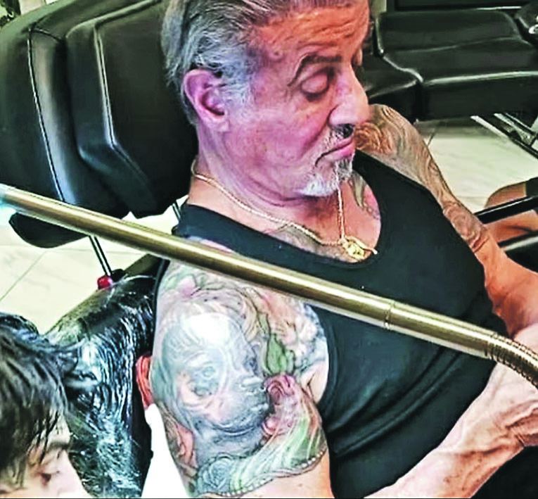 76岁史泰龙闹婚变? 爱犬文身取代老婆肖像