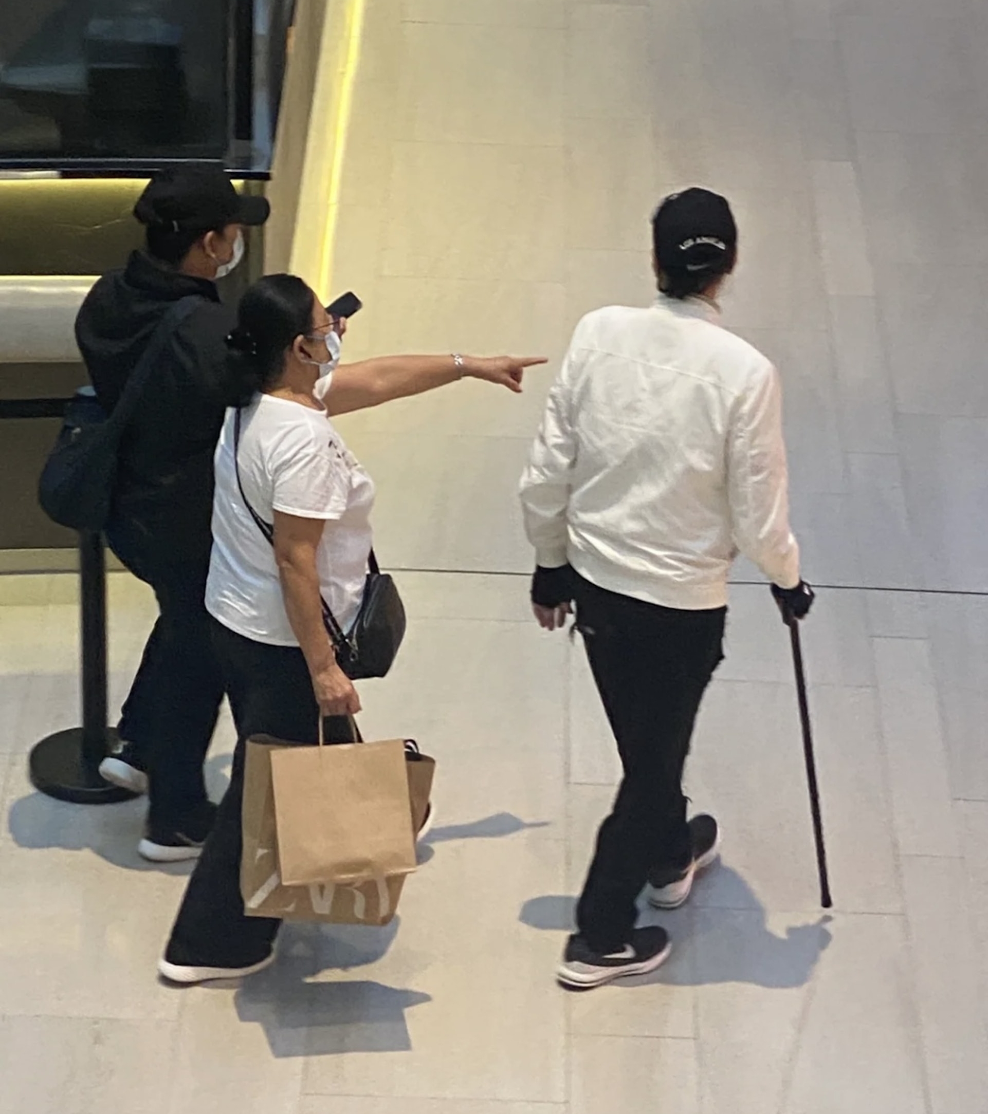 85岁谢贤手持拐杖慢游广场　全程无需搀扶