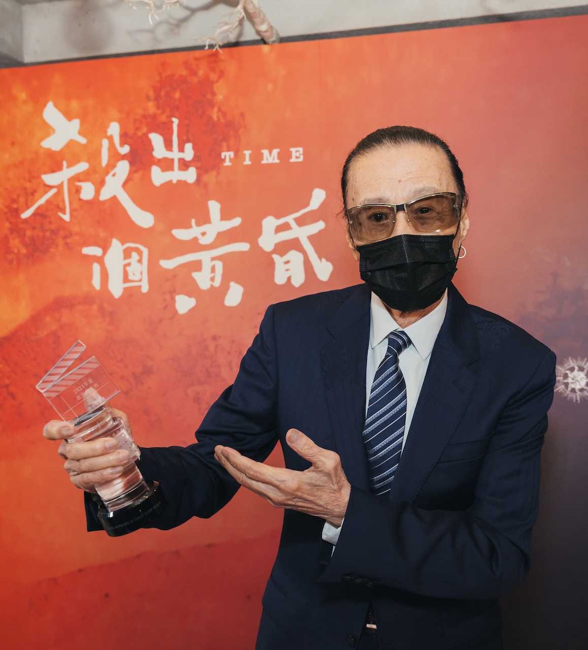 85岁谢贤手持拐杖慢游广场　全程无需搀扶