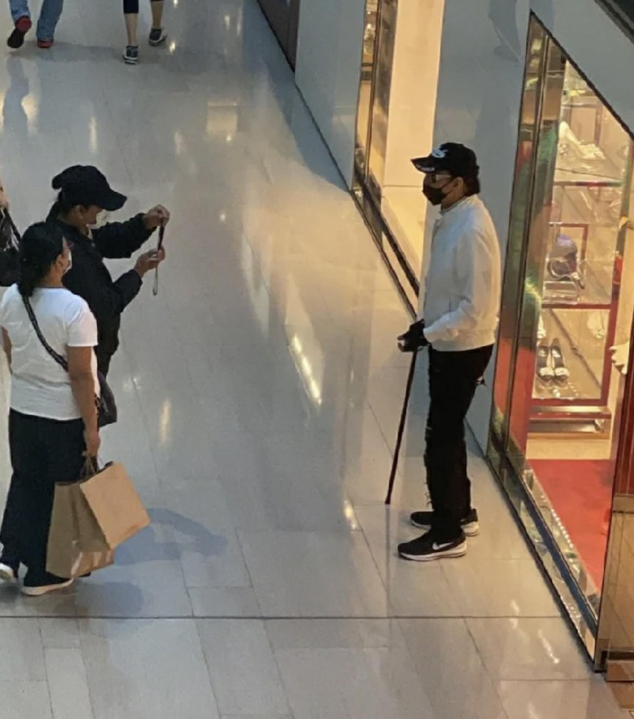 85岁谢贤手持拐杖慢游广场　全程无需搀扶