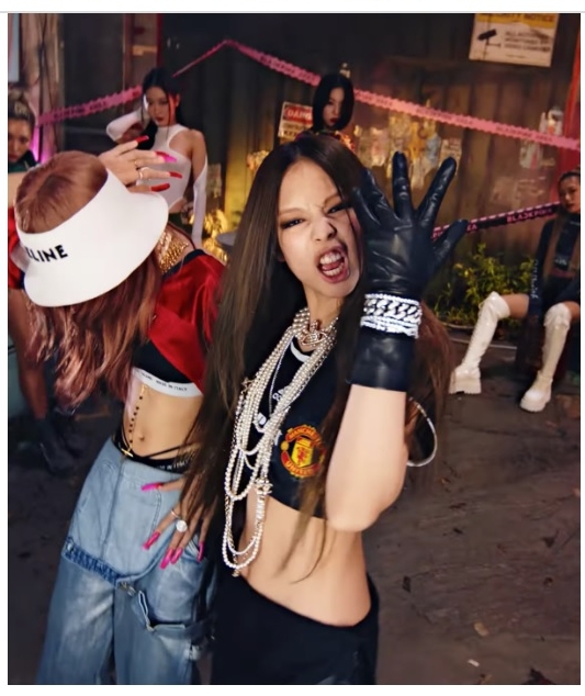 BLACKPINK穿韩服弹古筝被骂辱华  中国网民秒被打脸尴尬