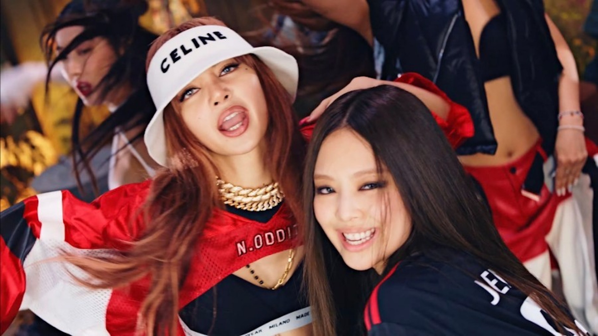 BLACKPINK穿韩服弹古筝被骂辱华  中国网民秒被打脸尴尬