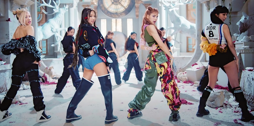 BLACKPINK穿韩服弹古筝被骂辱华  中国网民秒被打脸尴尬