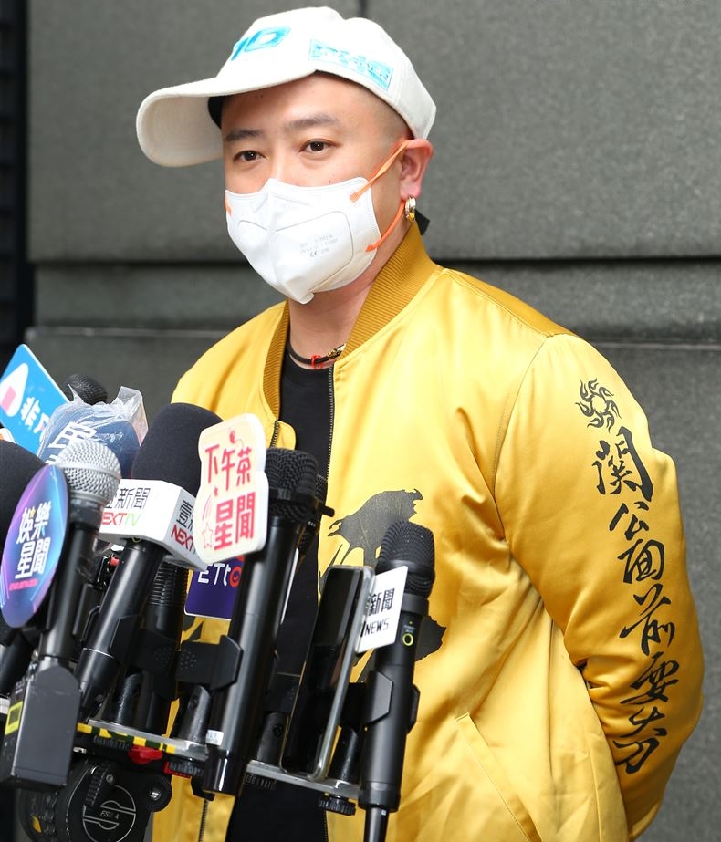 被酸过气狂蹭妹|怼爆料者道歉没意义 弹头吐艺人悲哀