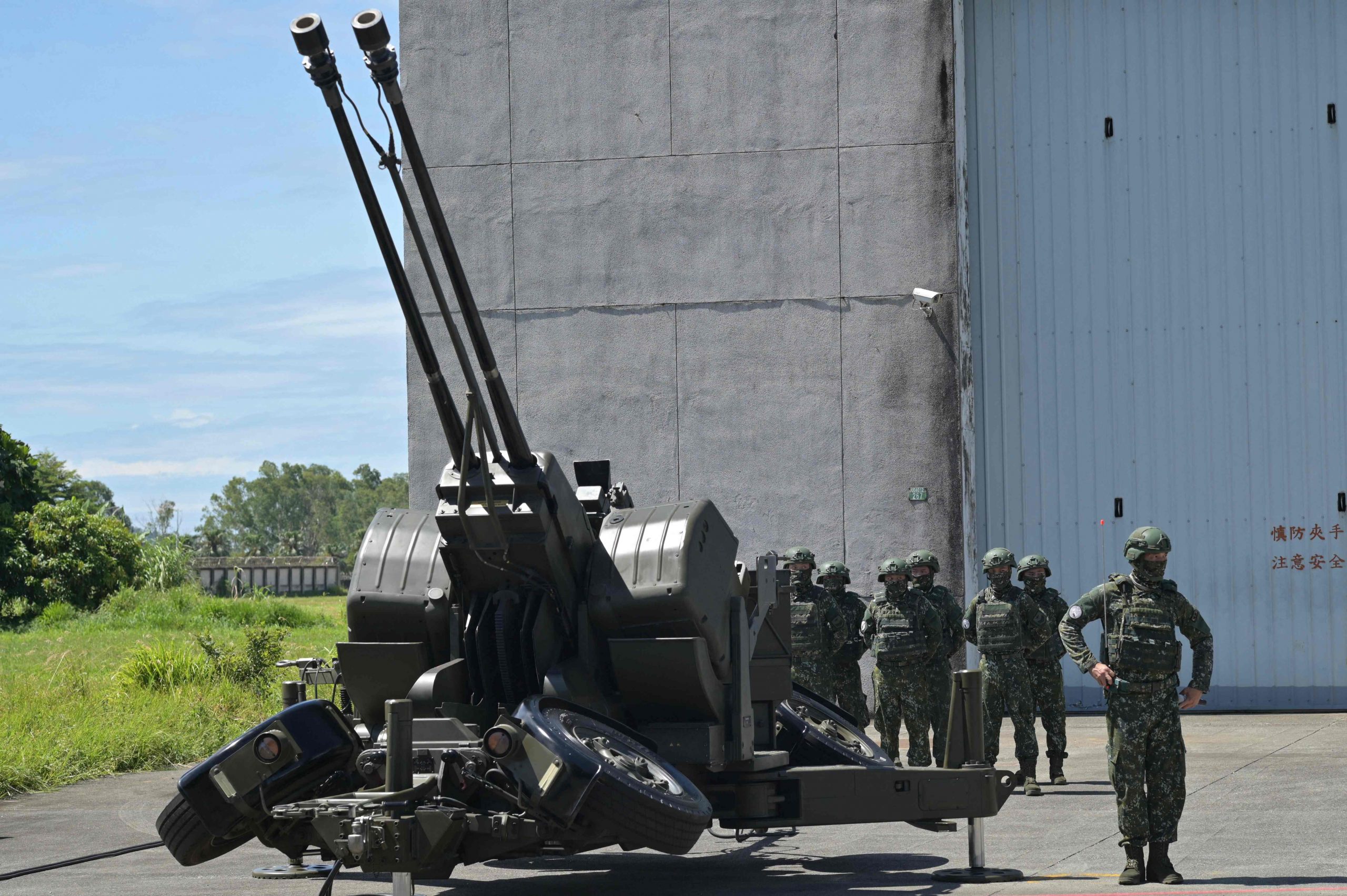 　　　台湾空军在花莲基地展示操练多款军备