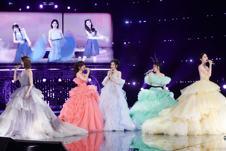 《乘风破浪》收官|《三天三夜》成禁忌? 王心凌队长秀一剪没