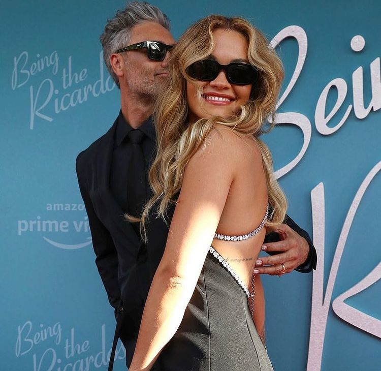 《雷神》导演传秘密再婚丽塔奥拉 小姨子晒夫妻秀同款钻戒照秒删