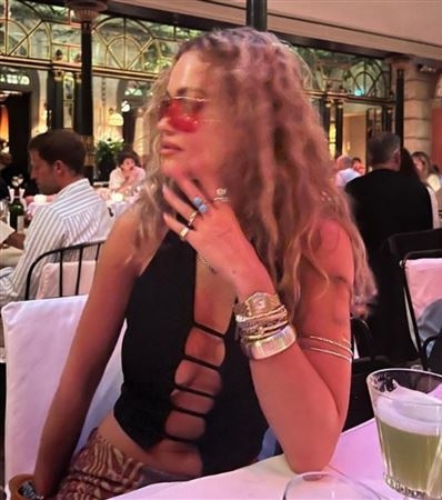 《雷神》导演传秘密再婚丽塔奥拉 小姨子晒夫妻秀同款钻戒照秒删