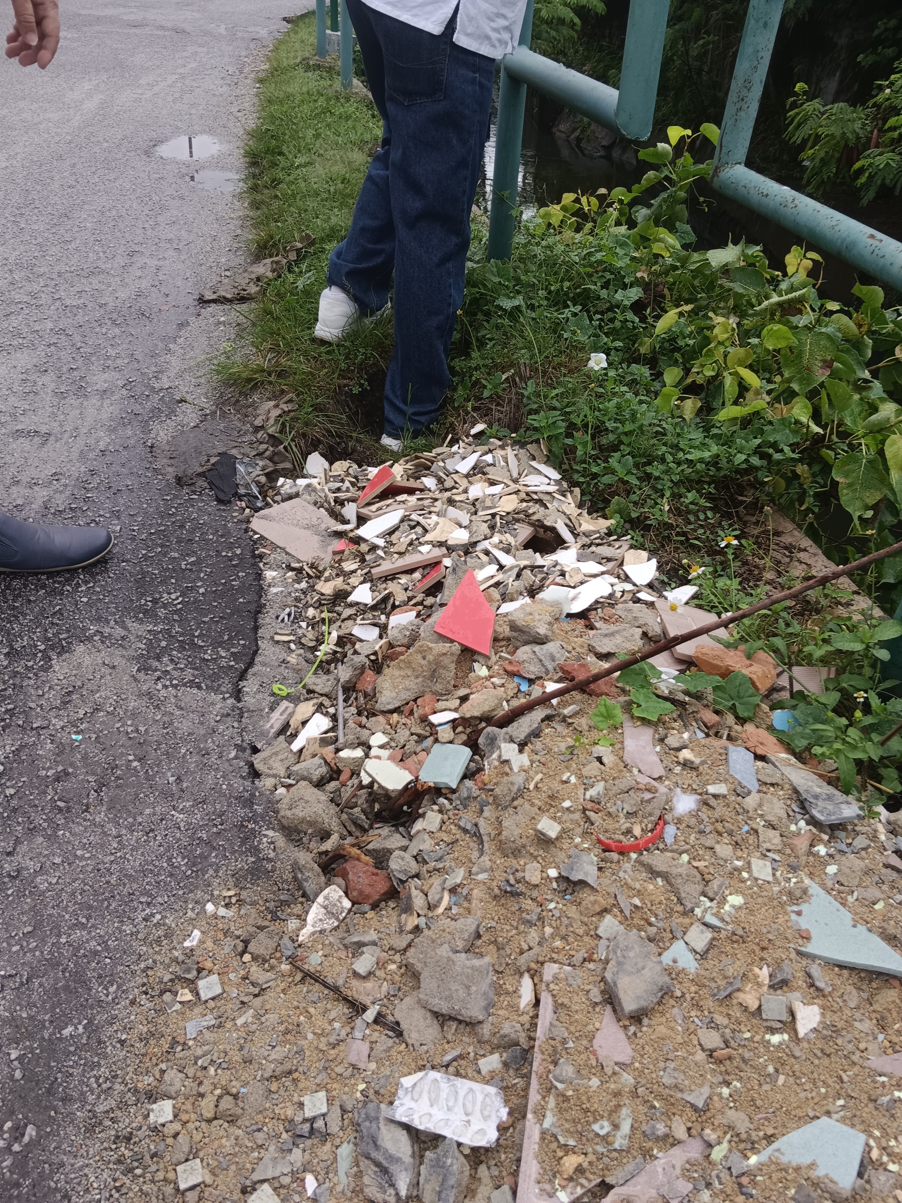 万里望4地路洞久未修 威胁道路使用者安危