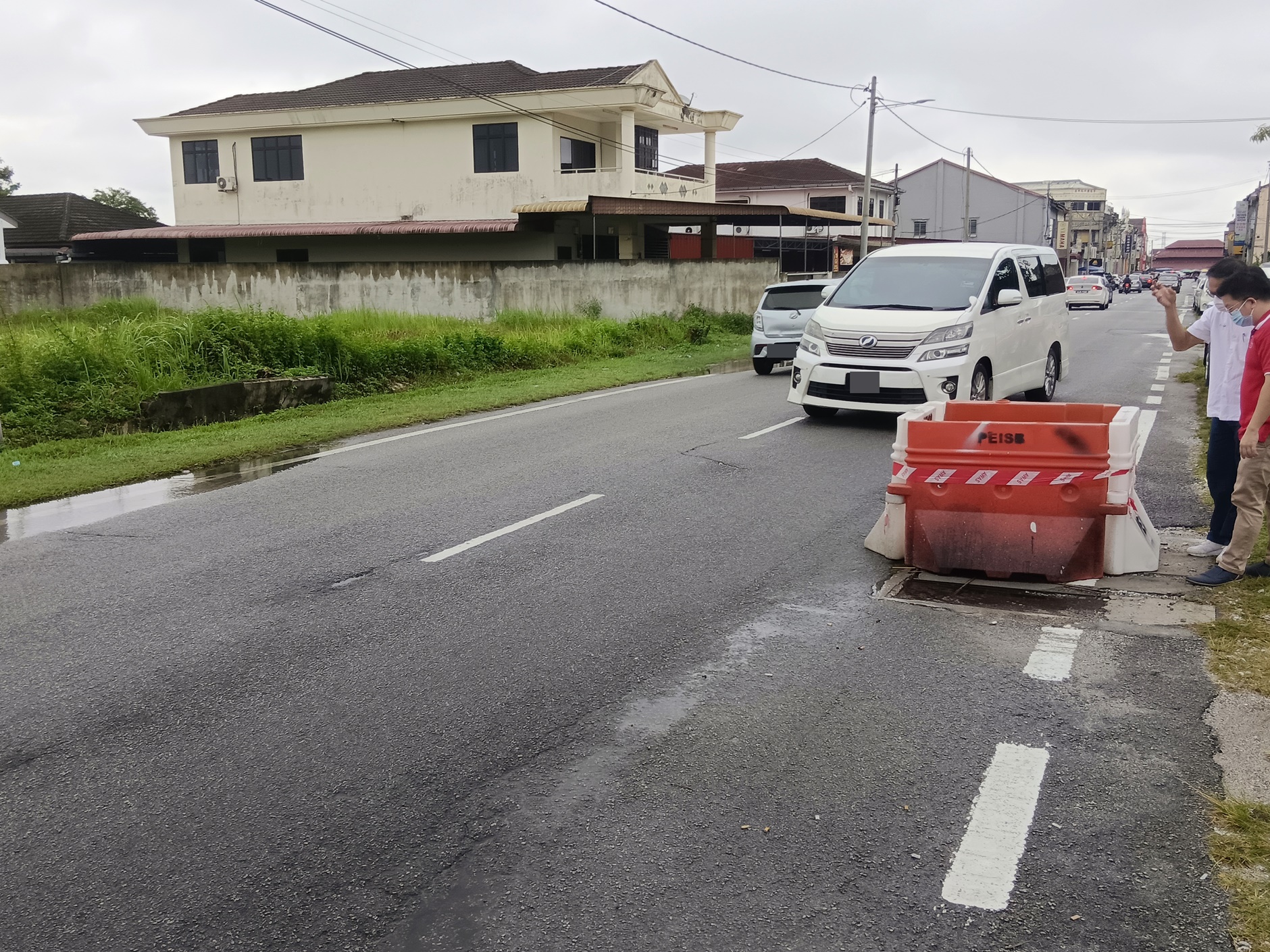 万里望4地路洞久未修 威胁道路使用者安危