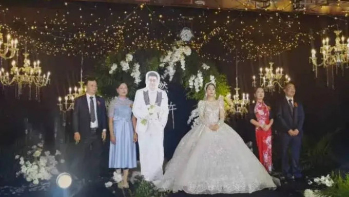 上海新郎结婚遇封控 新娘竟用人形纸牌继续行礼