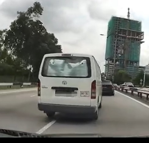 不满货车没打讯号灯突换跑道 尾随司机鸣长笛回应反遭网轰