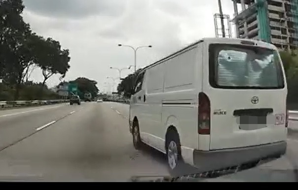 不满货车没打讯号灯突换跑道 尾随司机鸣长笛回应反遭网轰