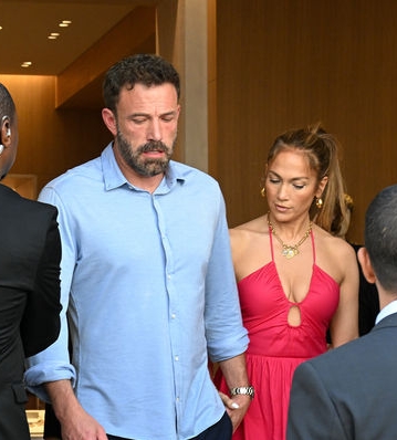 与珍珍妮花结束蜜月 宾艾弗力双颊凹陷模样憔悴