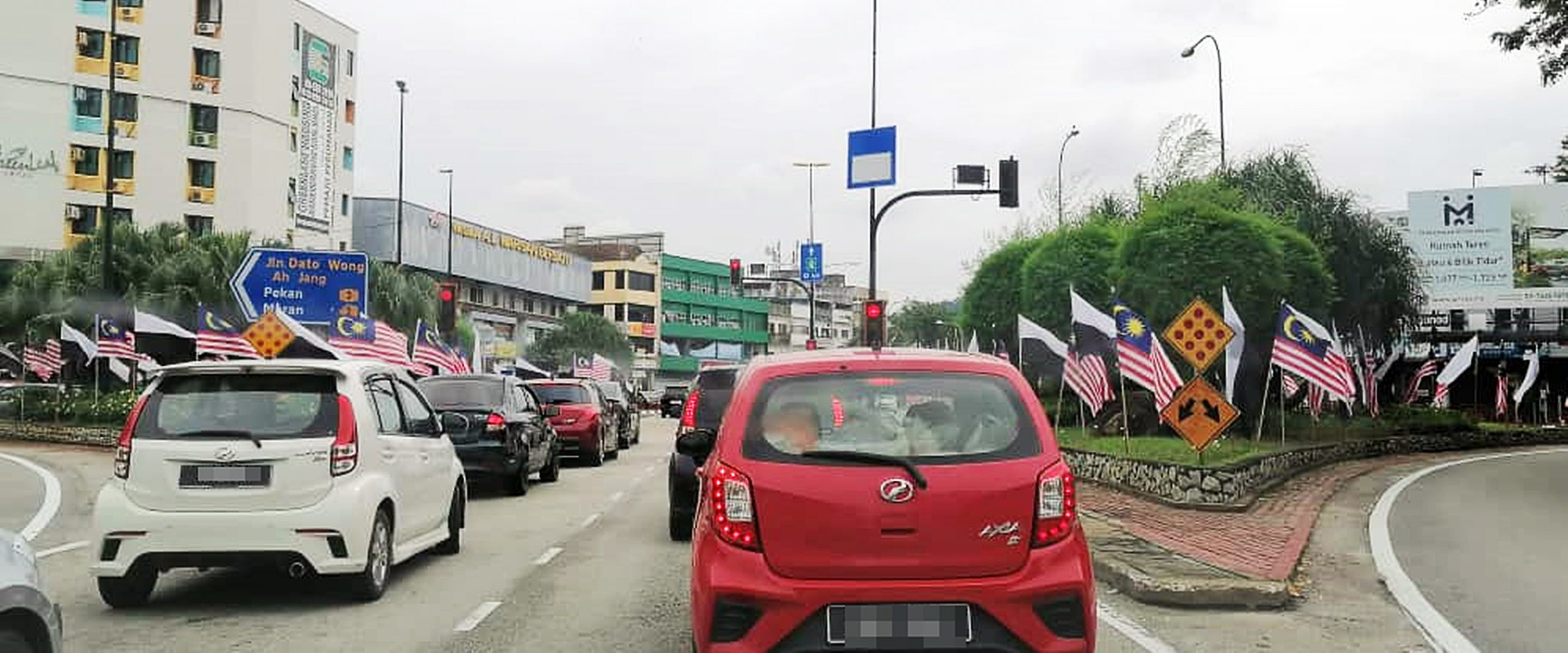 东01:关丹大街、马哥打路商家高度配合营造“旗海飘扬”,关丹市政厅表赞扬!