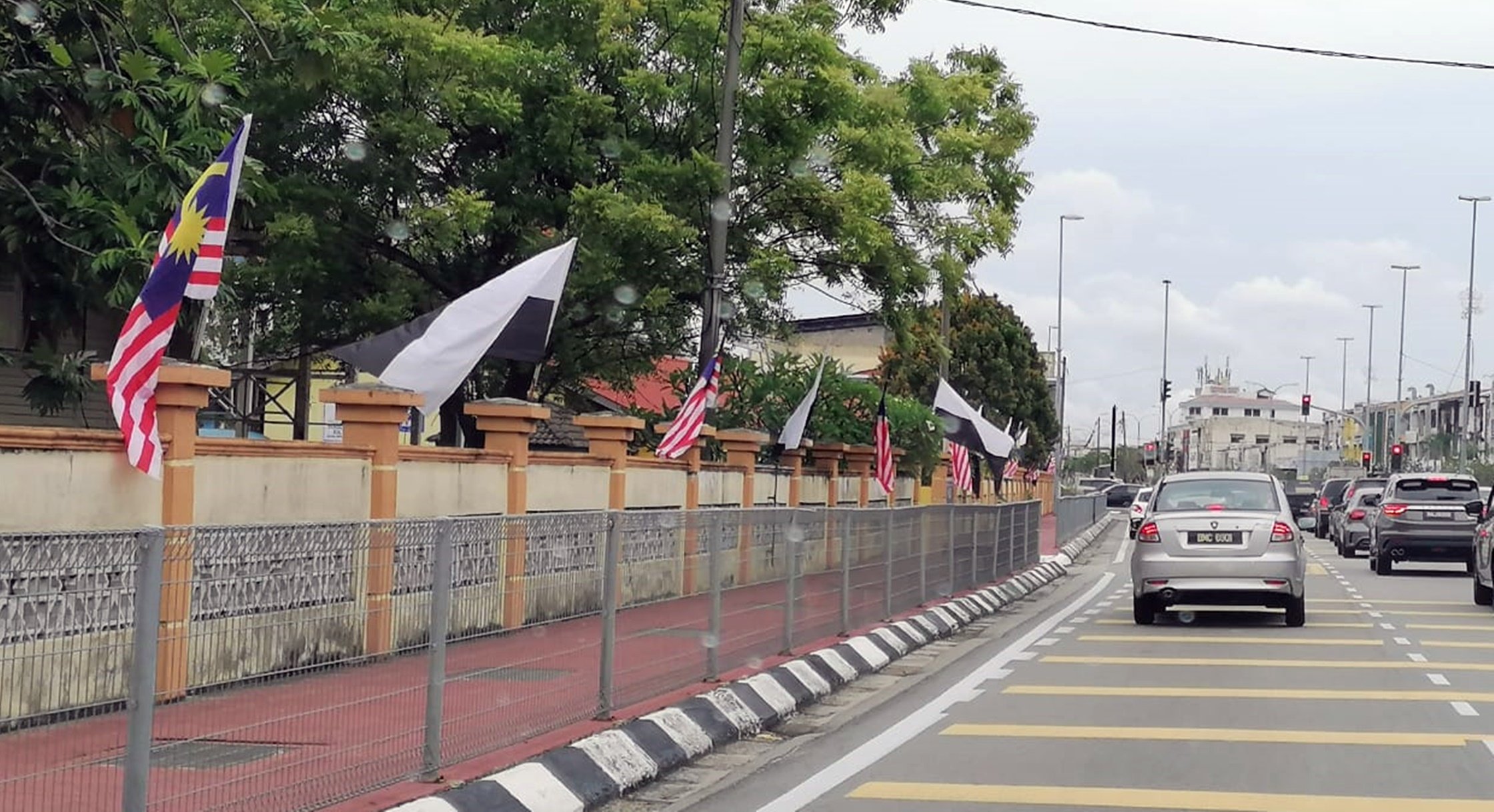 东01:关丹大街、马哥打路商家高度配合营造“旗海飘扬”,关丹市政厅表赞扬!