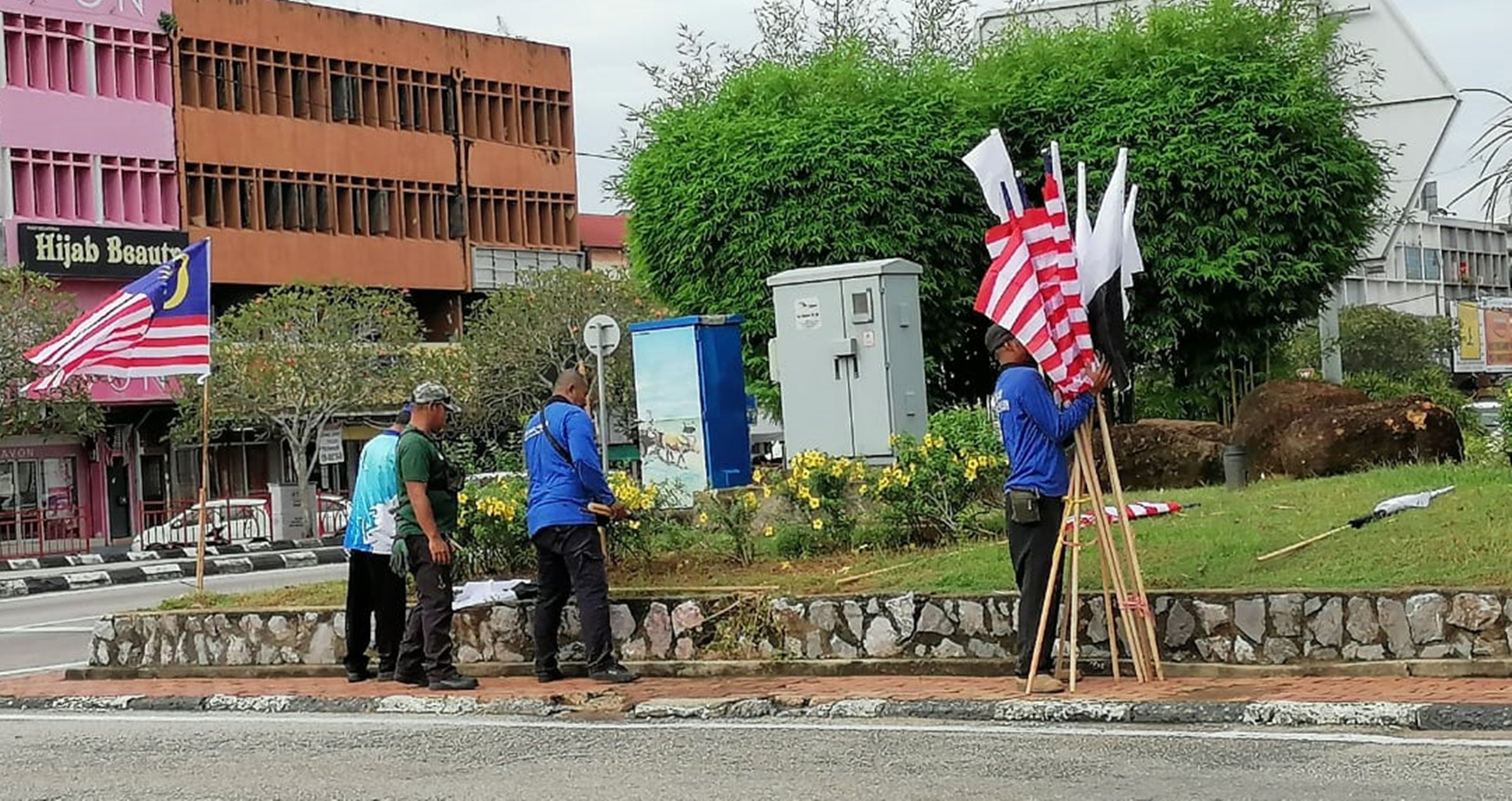 东01:关丹大街、马哥打路商家高度配合营造“旗海飘扬”,关丹市政厅表赞扬!