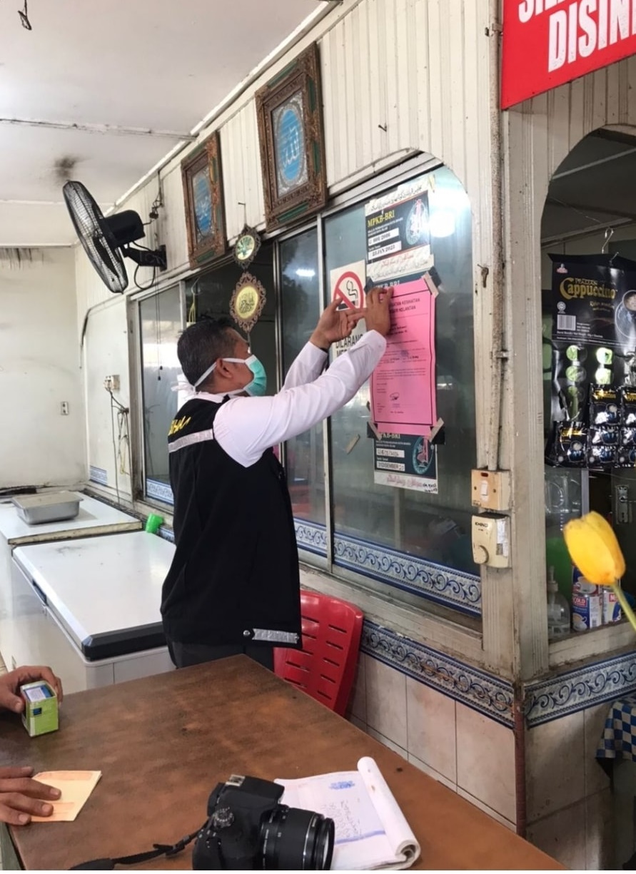 东:丹卫生局检举,2家食店被勒令关闭14天。