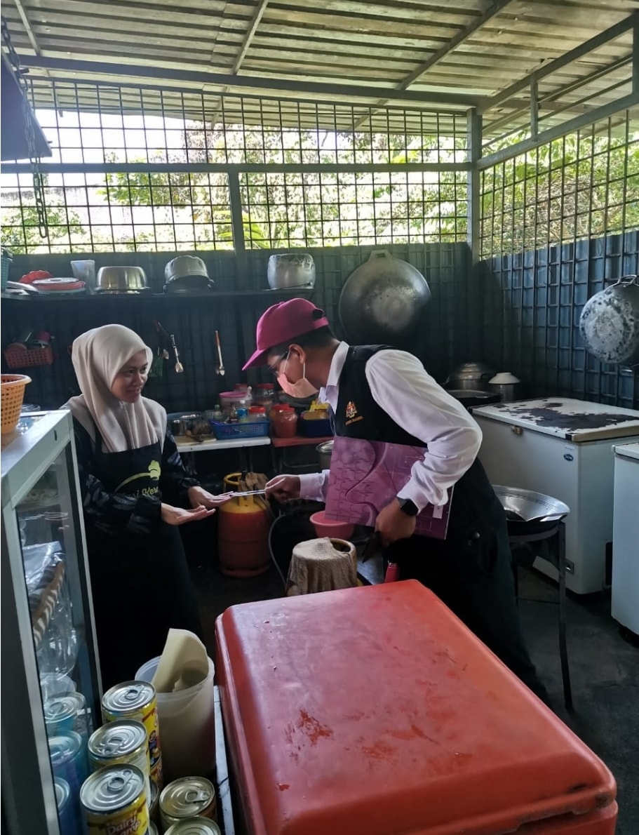 东:丹卫生局检举,2家食店被勒令关闭14天。